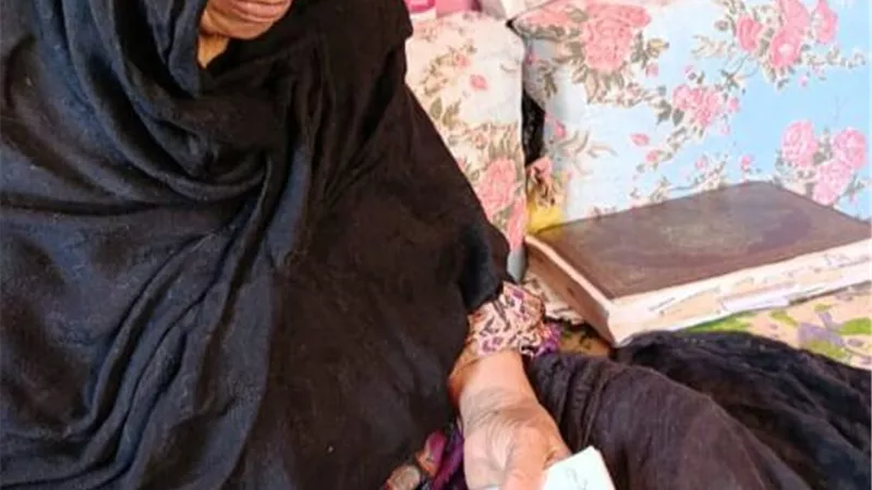 عمرها ٧٦عاما..الحاجة فاطمة تهزم الأمية وتحقق حلم القراءة والكتابة