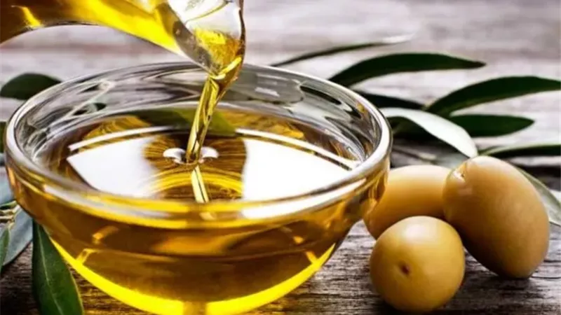 الذهب الأخضر.. اكتشف ما لا تعرفه عن فوائد زيت الزيتون الصحية