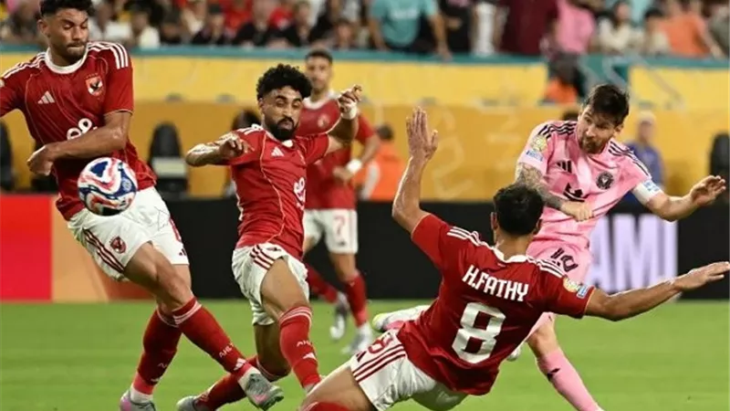 رغم تعديل عقده.. نجم الأهلي طمعان فى الزيادة