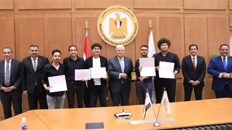وزير التعليم العالى يكرم طلاب المصرية الروسية بفوزهم بالمركز الأول صور