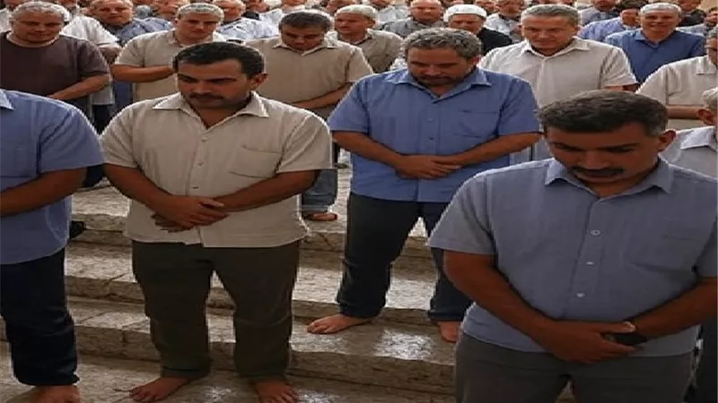 سماع الأذان ليس شرطًا لحضور الجماعة طالما عُلم وقت الصلاة