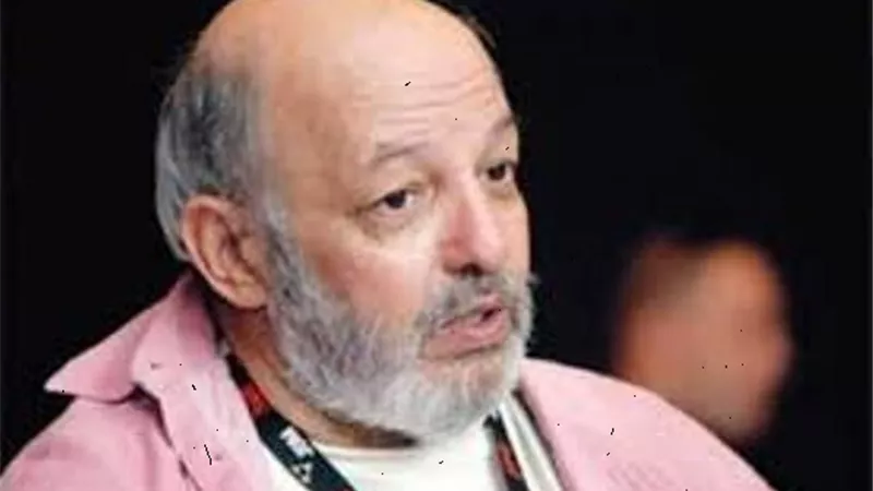 فى ذكري رحيله..المخرج محمد خان أهتم بالقضايا والهموم الفنية