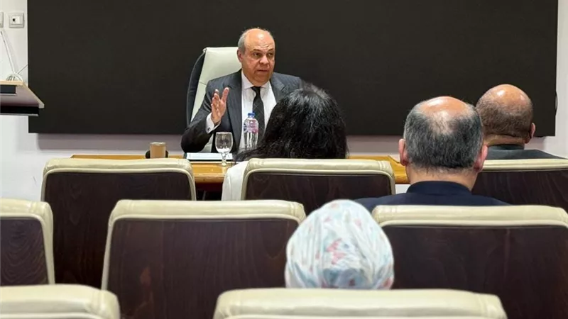 الحفنى يستعرض إستراتيجية قطاع الطيران أمام رؤساء البعثات الدبلوماسية بالخارج