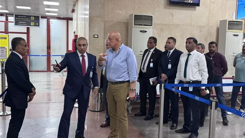 تفقد مرافق العمل والخدمات المقدمة للركاب وتابع الحركة بصالات السفر والوصول