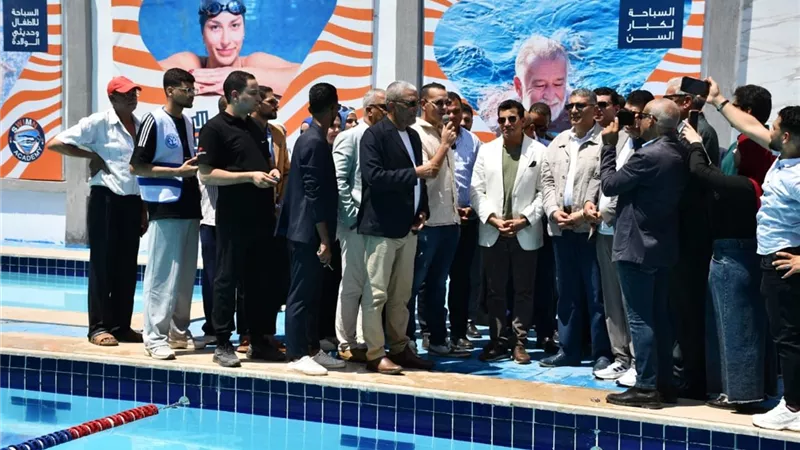 وزير الشباب ومحافظ الجيزة يفتتحان حمام سباحة نُزل الشباب الدولي