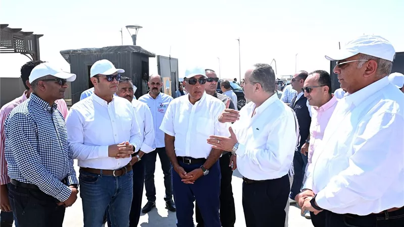 مدبولى يتفقد محطة التجارب البحثية لتحلية مياه البحر بالعلمين