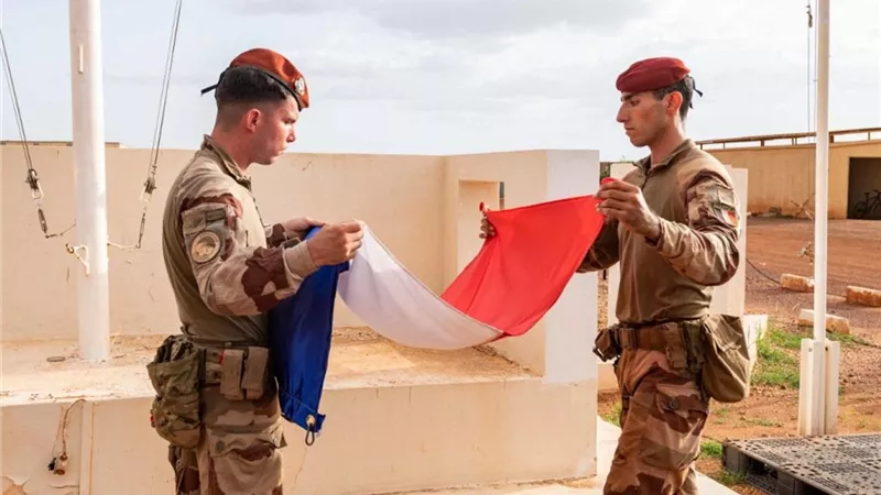 فرنسا تنسحب عسكريًا من غرب إفريقيا وتسعى لإيجاد بدائل