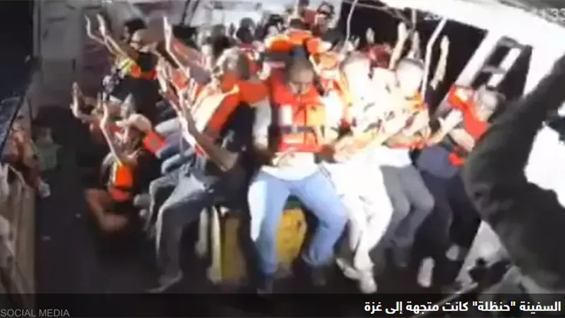 فيديو.. جيش الاحتلال الإسرائيلي يقتحم سفينة 