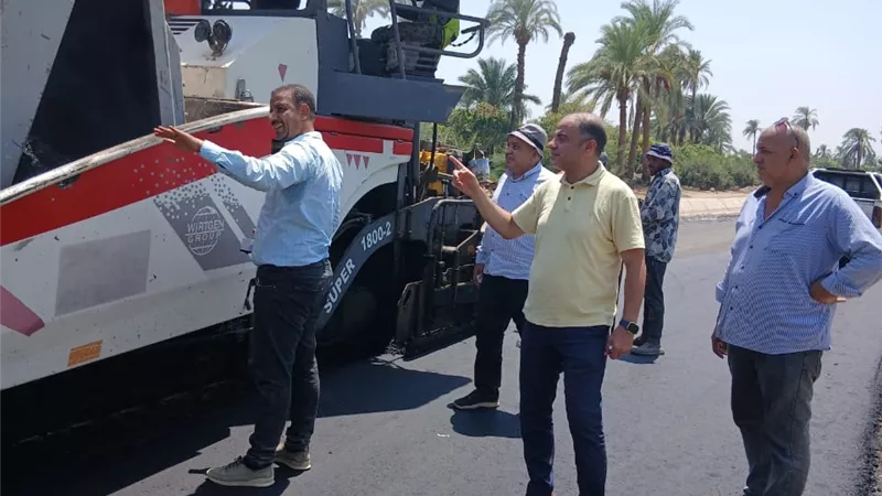 بدء أعمال فرد الطبقة الأسفلتية لطريق الكوم الأحمر بأسيوط