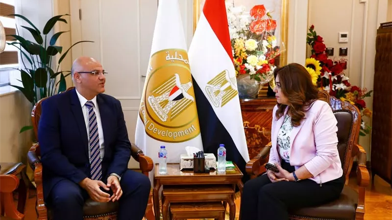وزيرة التنمية المحلية تتابع مع محافظ القليوبية مشروعات حياة كريمة