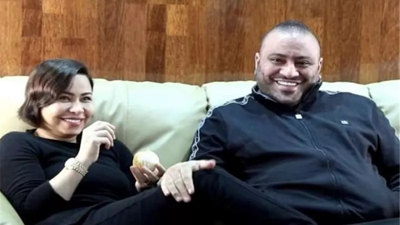 شقيق شيرين عبدالوهاب يحذر من نصاب يتحدث عنها بطريقة سلبية