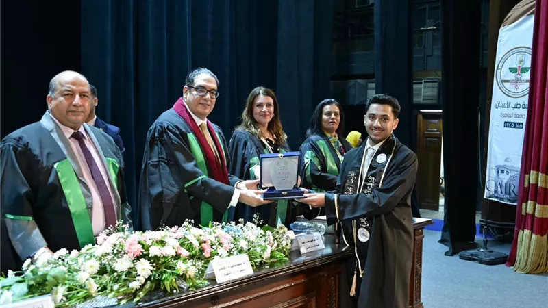 رئيس جامعة القاهرة يشهد تخريج الدفعة 97 من الطلاب الوافدين ب