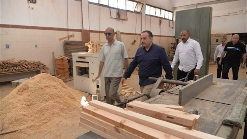 محافظ أسيوط يتفقد مبادرة إعادة تدويرالرواكد الخشبية لدعم التعليم