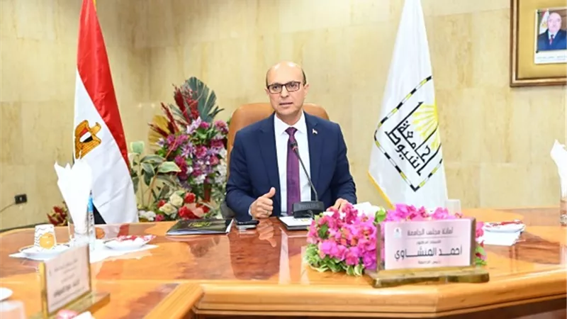 موافقة مجلس الجامعة على اللائحتين النهائيتين بكليتي الآداب وطب