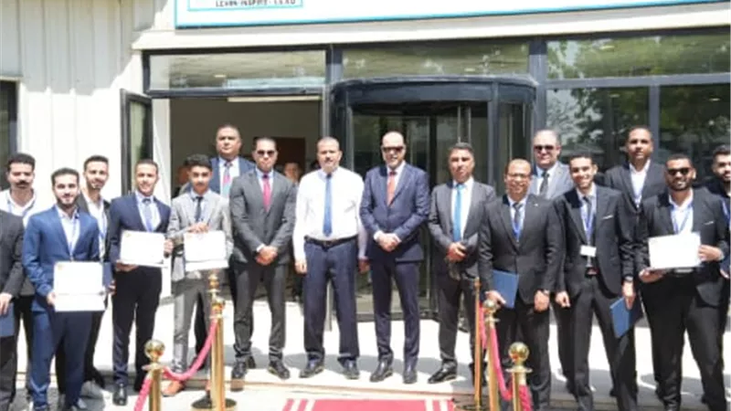 وزير العمل يسلم أول دفعة شهادات تدريب مجانية في الخدمات البترولية
