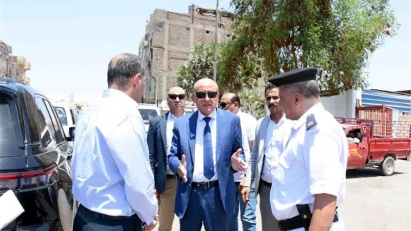 محافظ الأقصر يتفقد أعمال تطوير البنية التحتية بمنطقة سيالة بدران