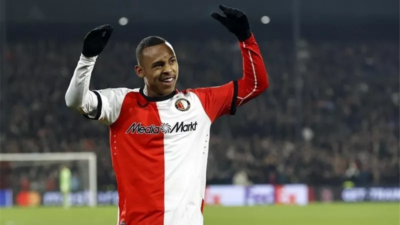 الجناح البرازيلى لفينورد الهولندى يقترب من اللعب فى الدورى الفرنسى