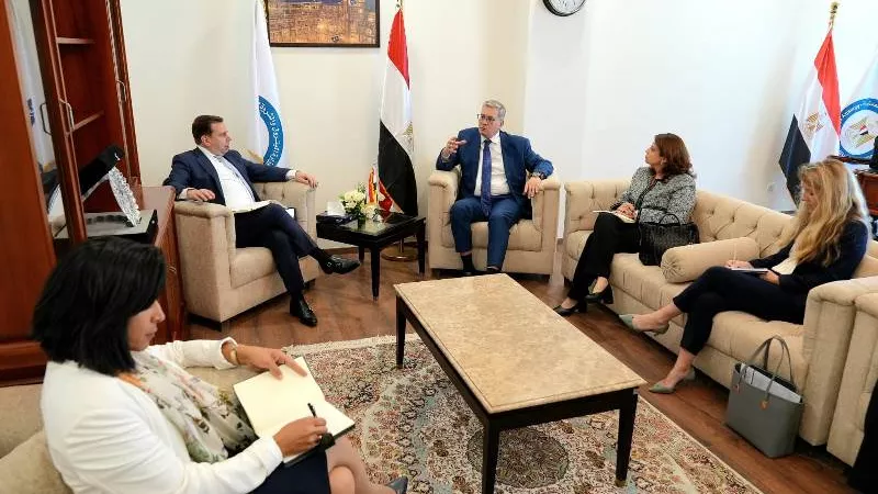 وزير البترول يبحث مع وفد شل العالمية خطط التوسع في مراحل إنتاجية جديدة