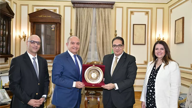 عبدالصادق: جامعة القاهرة تولي اهتمامًا بالغًا بالطلاب الوافدين