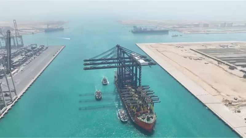 السخنة تستقبل السفينة ZHEN HUA 36 بأوناش عملاقة لمحطة 