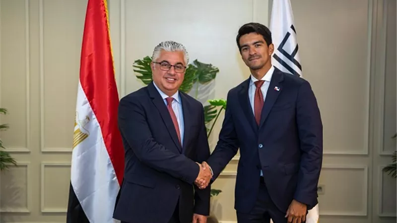 رئيس اقتصادية القناة يبحث مع سفير بنما تعزيز التعاون البحري واللوجستي