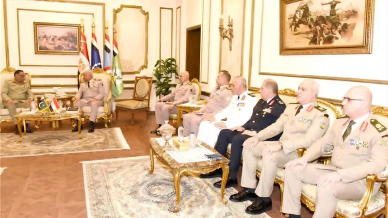 وزير الدفاع يلتقى رئيس هيئة الأركان المشتركة الباكستانية