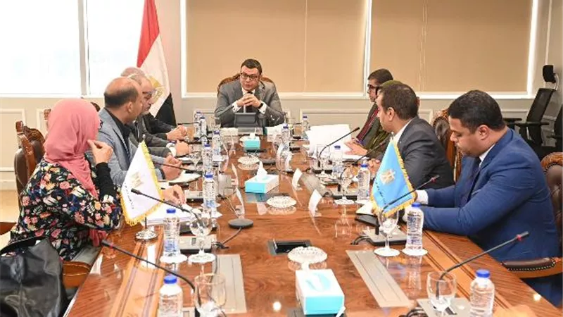 وزير الإسكان يتابع مشروع المماشى السياحية بمدينة الشيخ زايد