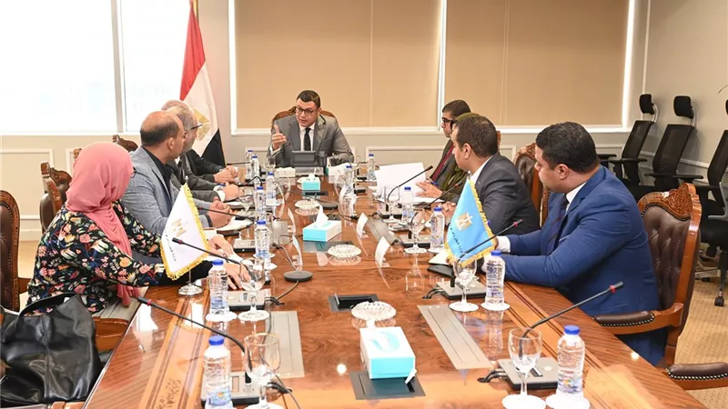 وزير الإسكان يتابع مشروع المماشى السياحية بمدينة الشيخ زايد