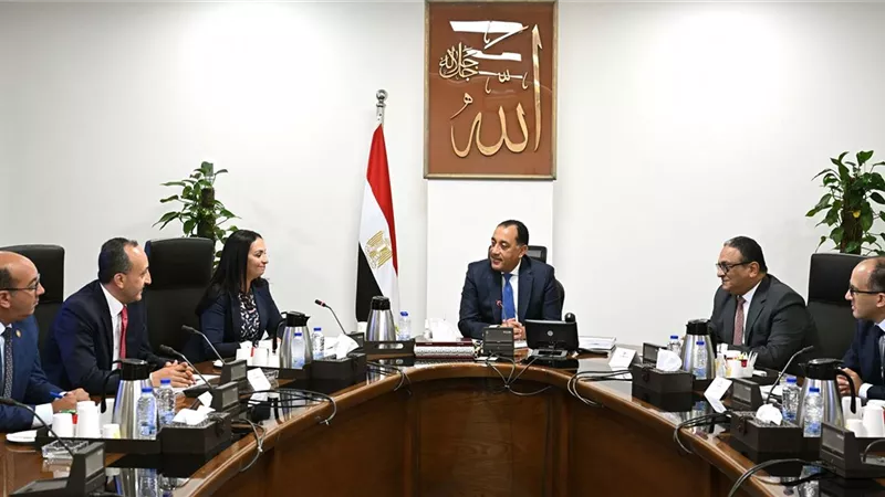 رئيس الوزراء يُتابع مع وزيرة التضامن الاجتماعي ملفات عمل الوزارة