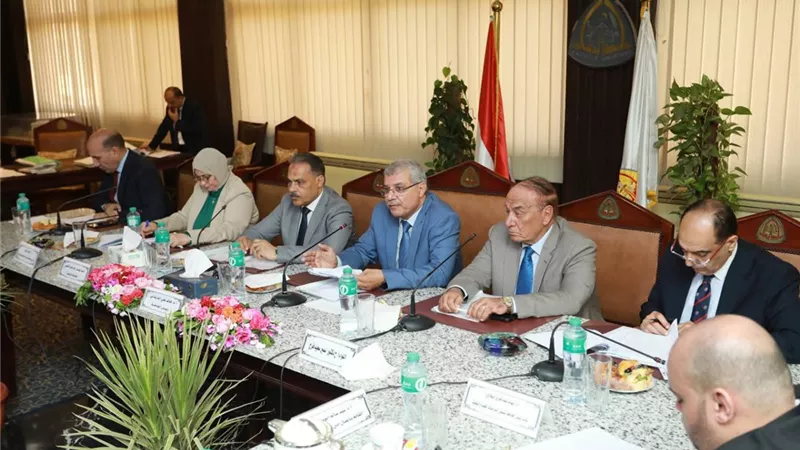 مجلس جامعة الزقازيق يُكرم عمداءه السابقين
