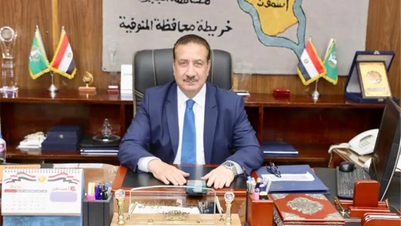 محافظ المنوفية يحيل موظف بوحدة قروية بأشمون للنيابة العامة