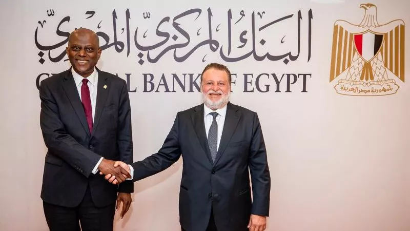 محافظ المركزي يستقبل نظيره النيجيري ويصحبه في جولة بدار طباعة النقد