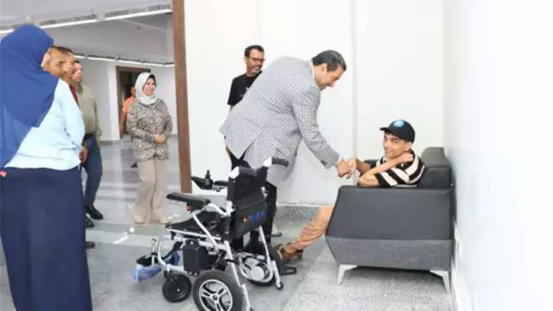 محافظ دمياط يُسلم كرسى كهربائي متحرك لأسرة أبناء من ذوى الهمم