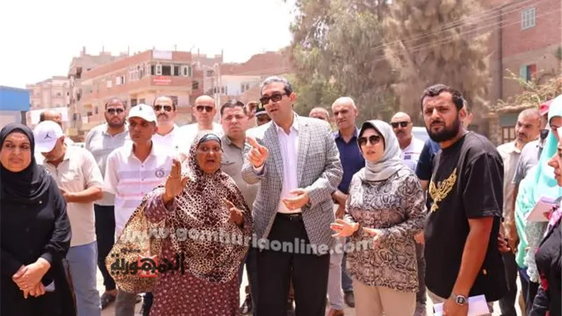 محافظ دمياط يتفقد موقف سيارات الأجرة والسوق الحضارى قبل التشغيل