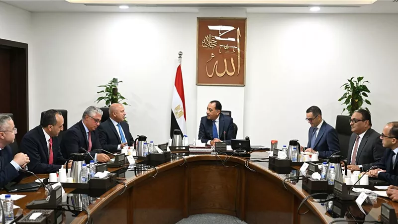 مدبولى يتابع الإجراءات التنفيذية لتوطين صناعة السيارات الكهربائية