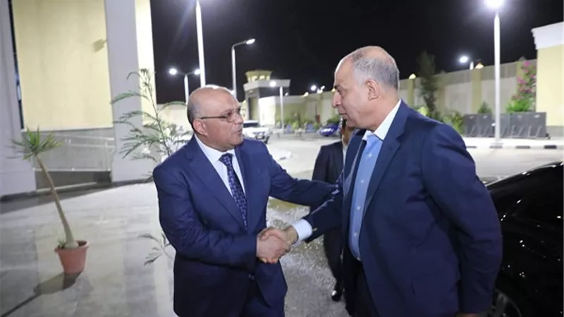 محافظ المنيا يهنئ اللواء حاتم حسن بتوليه مهام منصبه مديراً للأمن