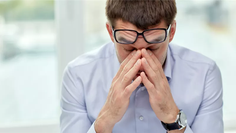 العمل بلا حدود... 8 إنذارات صحية لا يجب تجاهلها