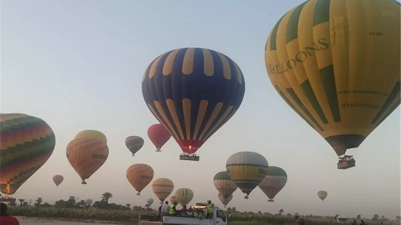 400 سائح على متن 20 رحلة بالون فى سماء الأقصر