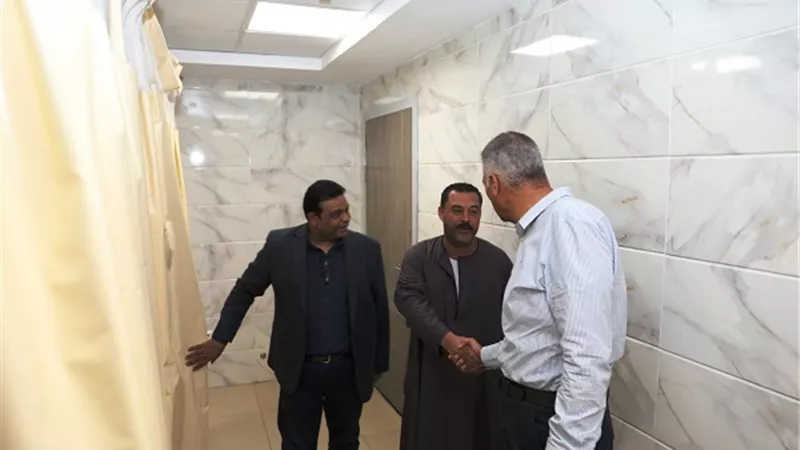 محافظ أسوان يوجه بسرعة انتهاء المبنى الجديد لقسم الغسيل الكلوي