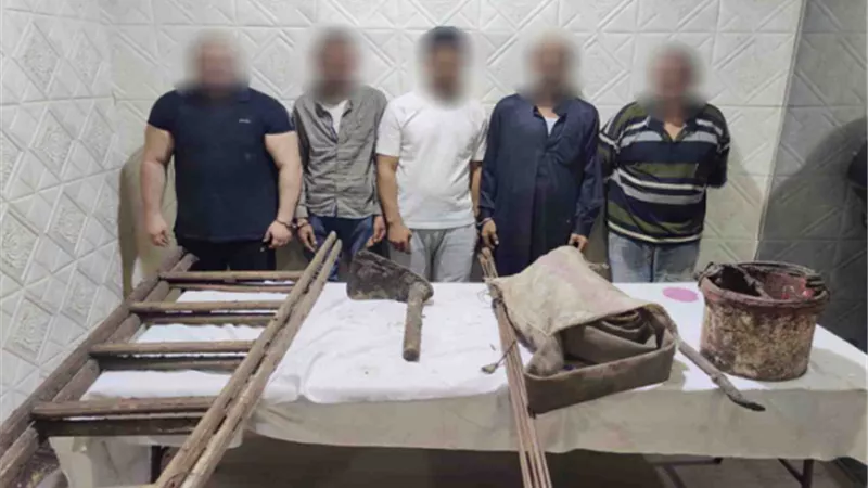 ضبط 5 أشخاص ينقبون عن الآثار داخل ورشة بالقاهرة