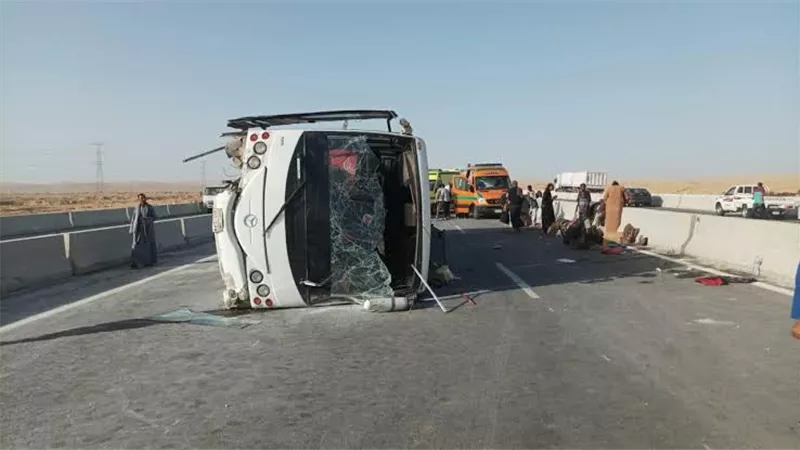 مصرع 3 طالبات وإصابة 14 بانقلاب ميني باص بالطريق الصحراوي الشرقى