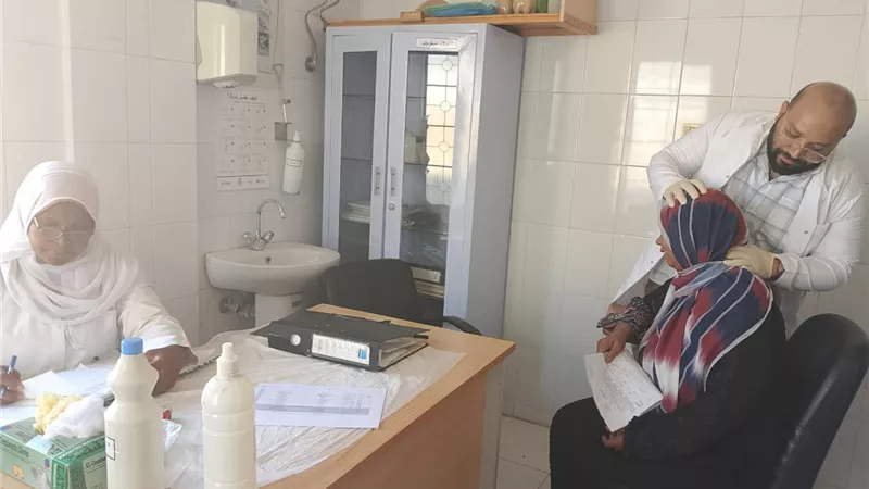 الأقصر.. الكشف على ٧٣٠ مواطنا فى القافلة الطبية بوحدة نجع غنيم