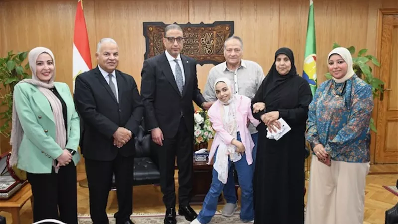 الانصاري يُكرِّم طالبة متفوقة من ذوي الهمم بالثانوية العامة