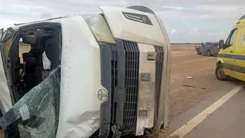 انقلاب ميكروباص بطريق تونا الجبل وتصادم آخر أمام كنيسة دميانة