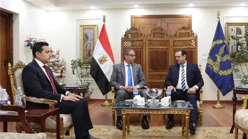 محافظ الفيوم يزور مدير الأمن ويهنئه بتجديد الثقة