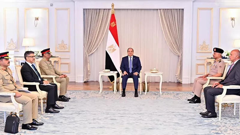 الرئيس السيسى يبحث مع رئيس هيئةالأركان الباكستانى تعزيزالتعاون العسكري