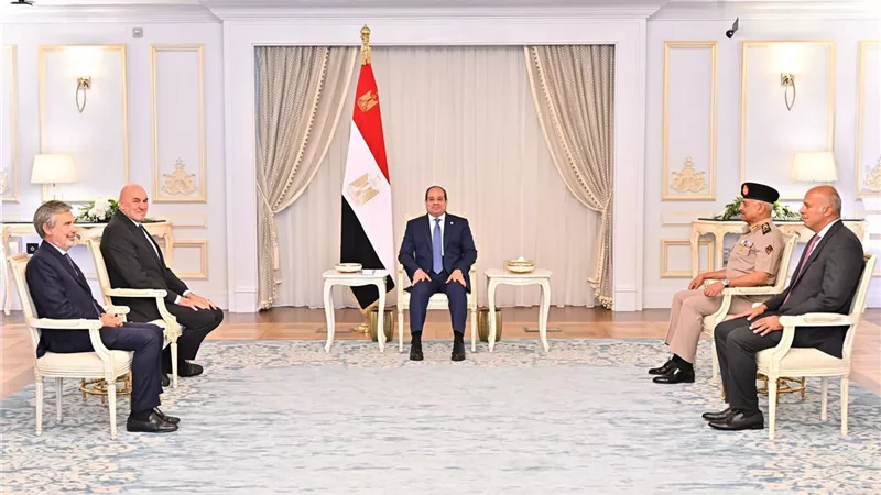 الرئيس السيسي يبحث مع وزير الدفاع الإيطالي تعزيز التعاون بين البلدين