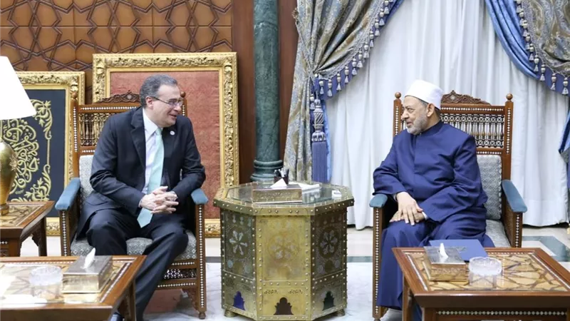 شيخ الأزهر يبحث مع رئيس الجهاز المركزي مراحل تعيين 40 ألف معلّم
