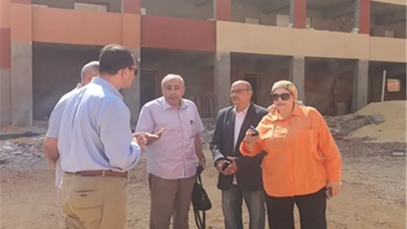 مدير تعليم القاهرة تتفقد المواقع الإنشائية والصيانة بمدارس المقطم