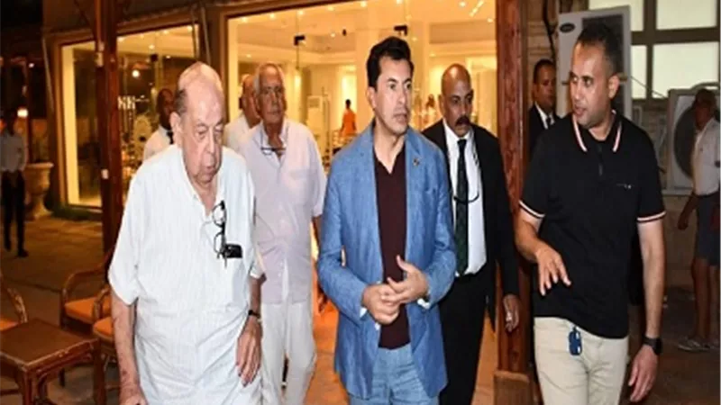 أشرف صبحي يتفقد نادي السيارات والرحلات بمركز مارينا العلمين